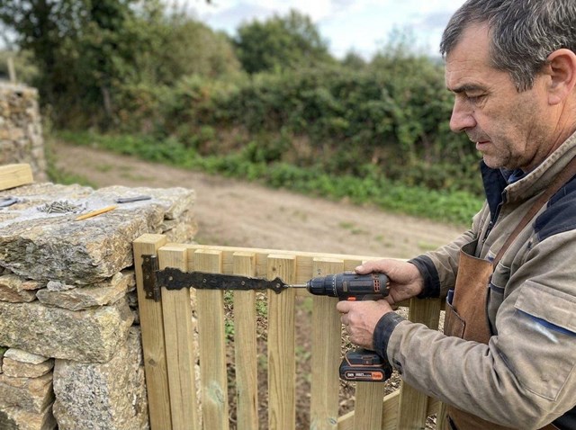 Cierra el acceso de tu finca con nuestros cerramientos exteriores en madera en Narón - Imagen 1